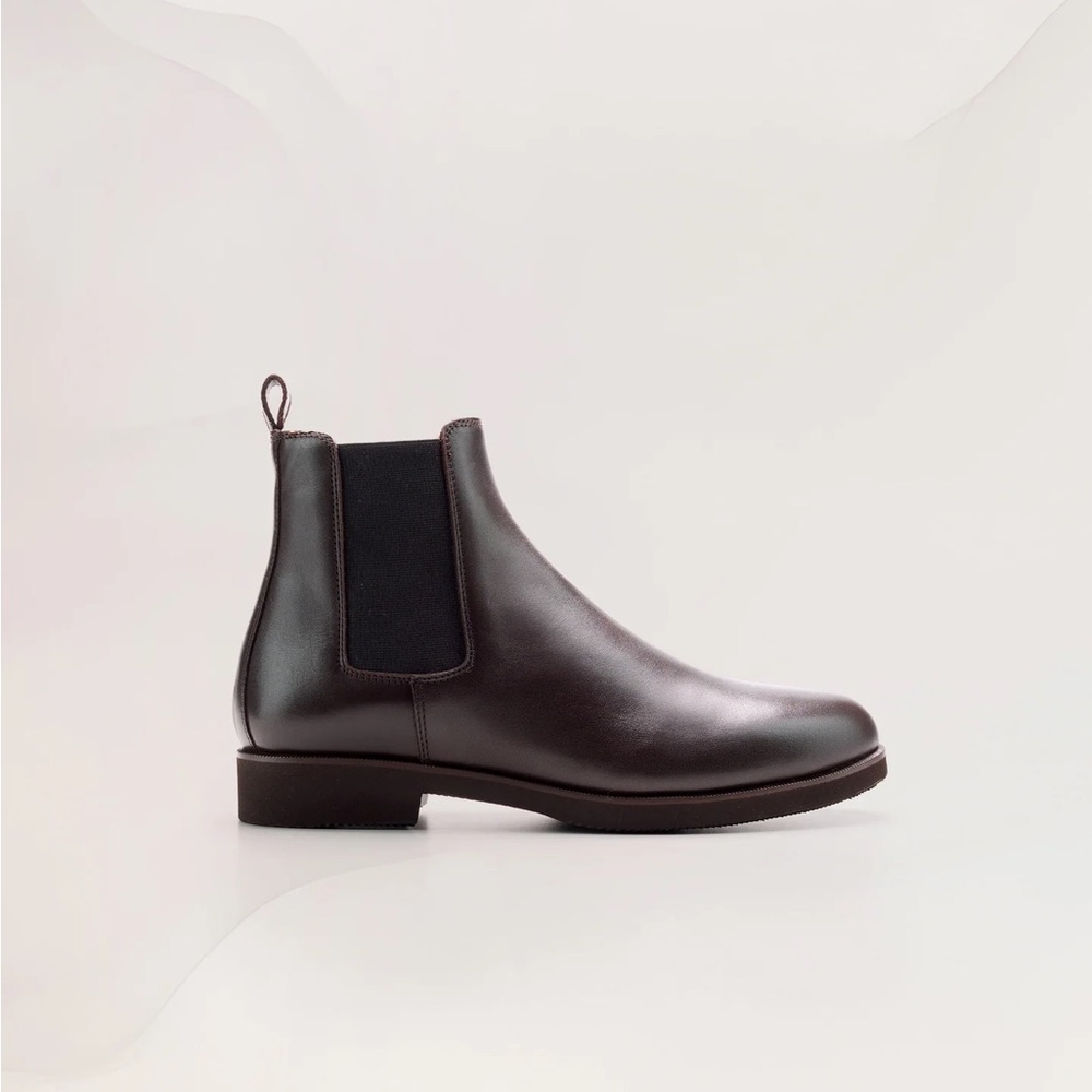 NWOB Rakoh Italian Leather Women's Chelsea Boots Size 9, Brown